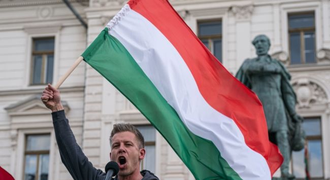 Orbán został odsunięty po 16 latach, gdy Węgry zwracają się ku proeuropejskiej opozycji, co jest zwycięstwem Europy nad Rosją