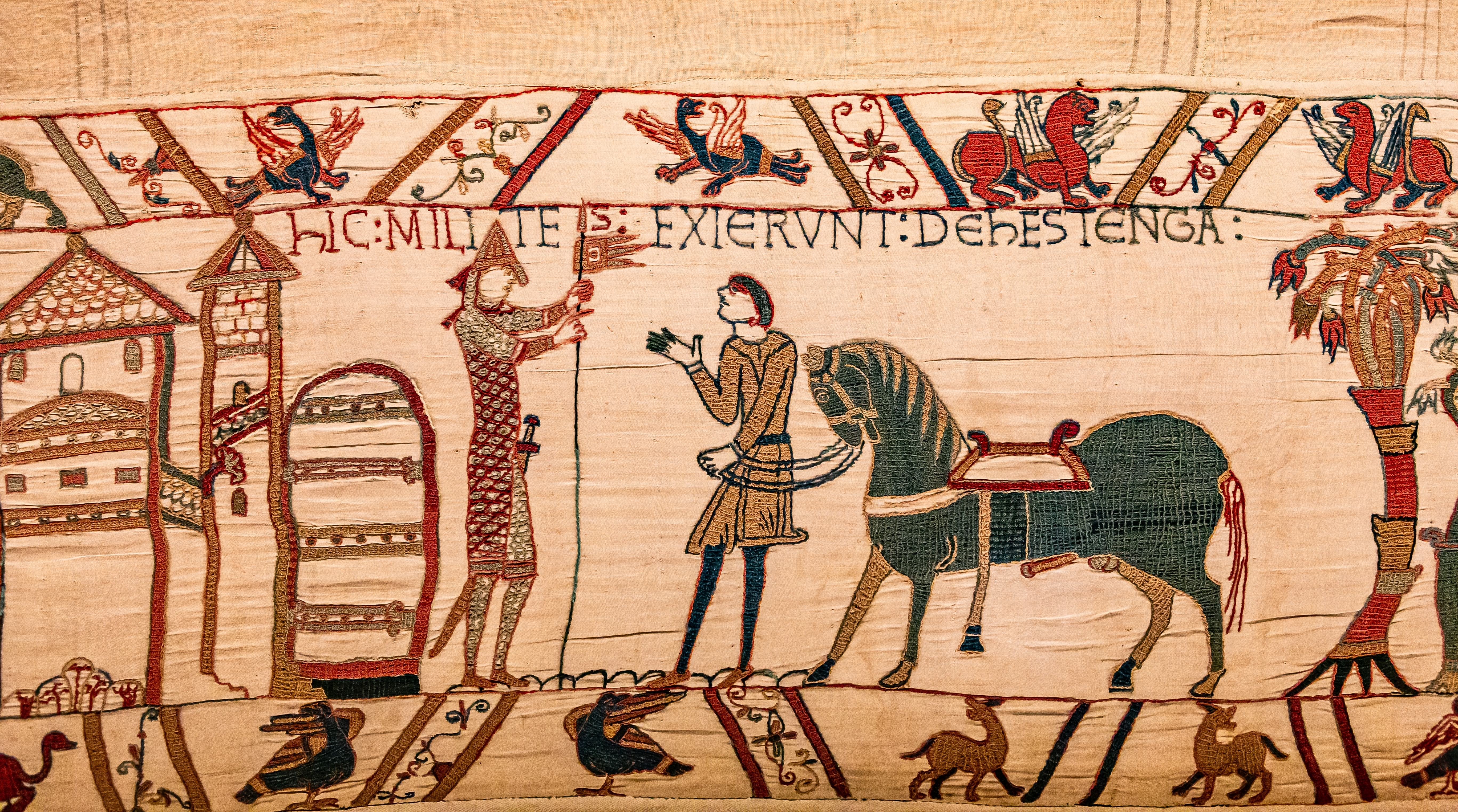 Tkanina z Bayeux odbywa historyczną podróż z powrotem do Wielkiej Brytanii po raz pierwszy od prawie 1000 lat