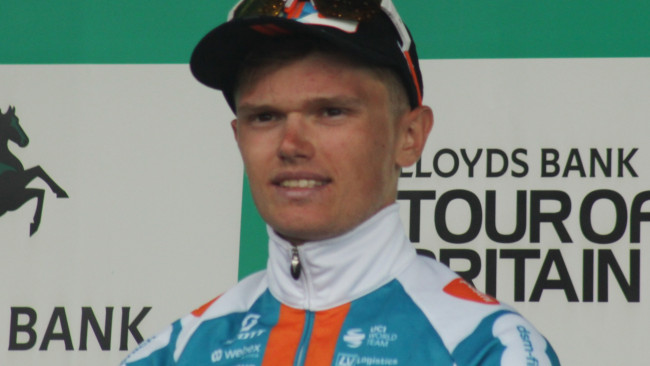Szkocki kolarz, Oscar Onley, czwarty w Tour de France 2025, wycofał się z powodu "poważnej kontuzji barku"