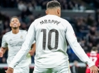 Kylian Mbapp&eacute; oddaje hołd Cristiano Ronaldo, wyr&oacute;wnując rekord strzelecki Realu Madryt