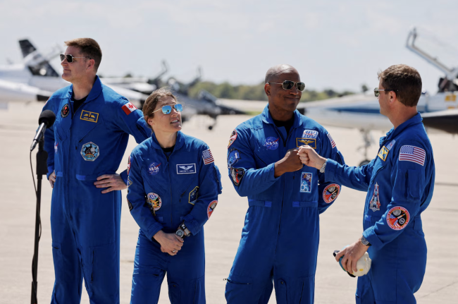 Astronauci NASA przystępują do ostatnich przygotowań do pierwszej od ponad 50 lat załogowej podróży w kierunku Księżyca