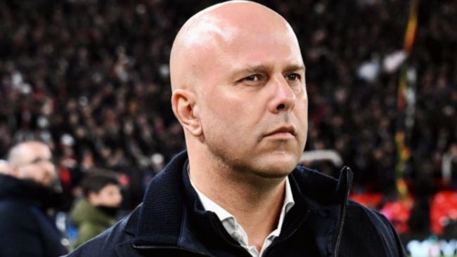 Arne Slot ma kontynuować grę w Liverpoolu, jeśli zapewnią sobie miejsce w Lidze Mistrzów