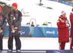Niemieccy narciarze odwracają się plecami do Rosjanki na podium Zimowych Igrzysk Paraolimpijskich