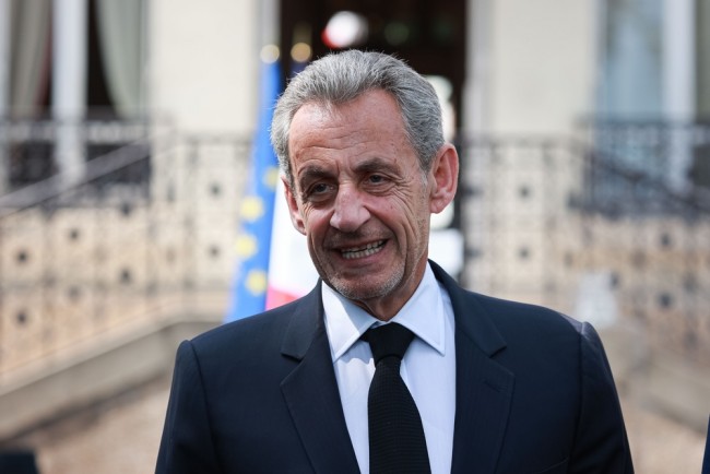 Sarkozy, były prezydent Francji, rozpoczyna odsiadkę na pięć lat więzienia
