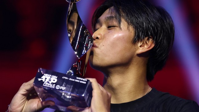 20-letni amerykański zawodnik Tien podnosi ostatni turniej ATP w tym roku