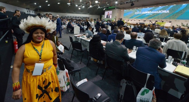 Protestujący wdzierają się na teren COP30 w Brazylii, ścierają się z ochroną