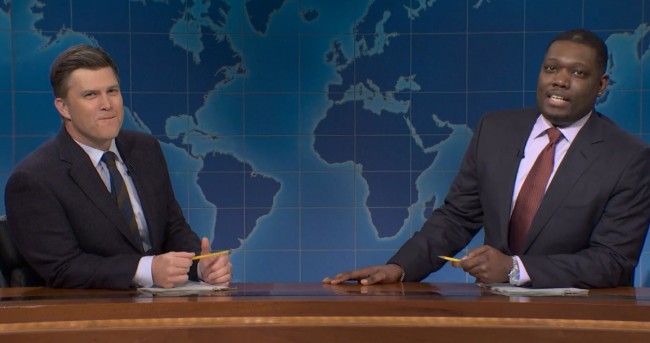 Znowu nadszedł ten czas w roku: Colin Jost i Michael Che wymieniają się żartami w SNL