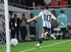Leo Messi zdobywa hat-tricka i bije rekord Mistrzostw Świata kontrowersjami wok&oacute;ł czerwonej kartki
