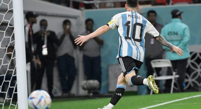 Leo Messi zdobywa hat-tricka i bije rekord Mistrzostw Świata kontrowersjami wokół czerwonej kartki