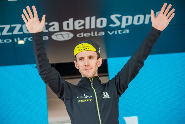 Simon Yates, zwycięzca Giro d'Italia 2025, ogłasza niespodziewane wycofanie się