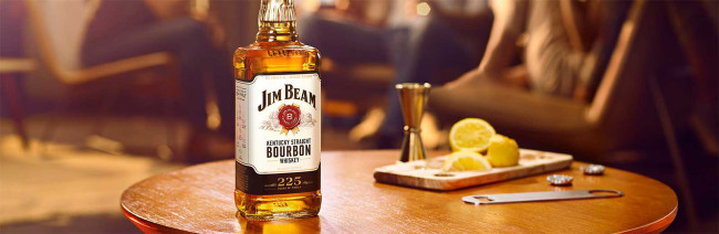 Rynek bourbonu gwałtownie zwalnia, a Jim Beam zawiesza produkcję do 2027 roku
