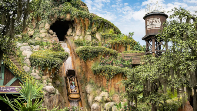 Szokujące nagranie pokazuje 13-letniego chłopca spadającego z wodospadu podczas przejażdżki w Disneylandzie