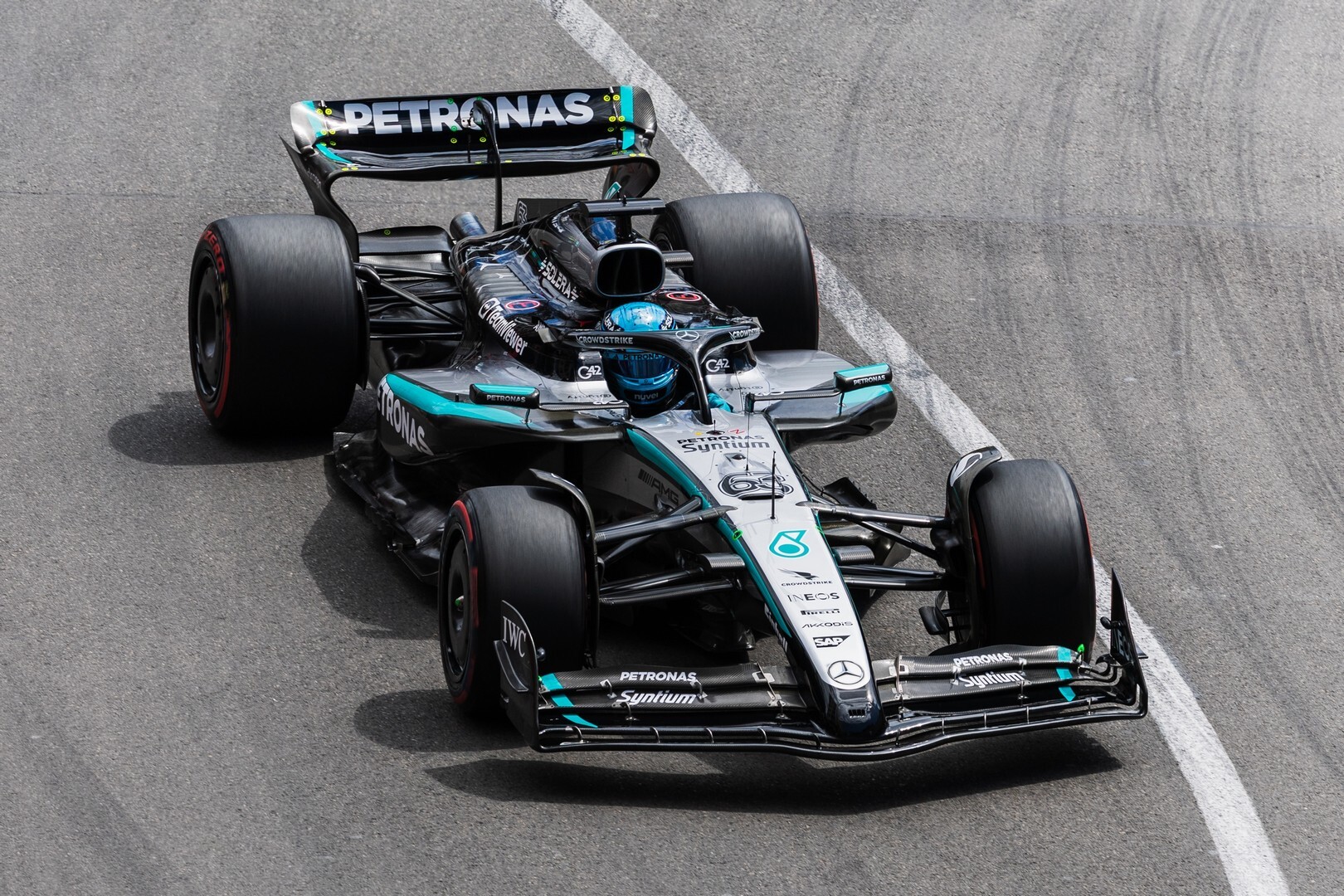 George Russell zdobywa pole position w Austrii po wypadku Verstappena, unika podwójnej żółtej kary