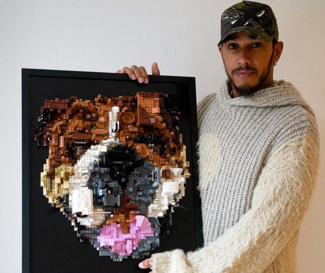 Lewis Hamilton wzruszony pięknym modelem LEGO Roscoe wykonanym przez dwóch fanów