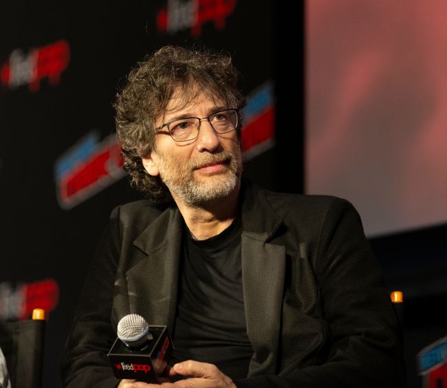Autor Sandmana, Neil Gaiman, oskarżony o napaść seksualną