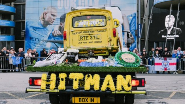 Tysiące ludzi zbierają się na ulicach Manchesteru, aby po raz ostatni pożegnać Ricky'ego Hattona