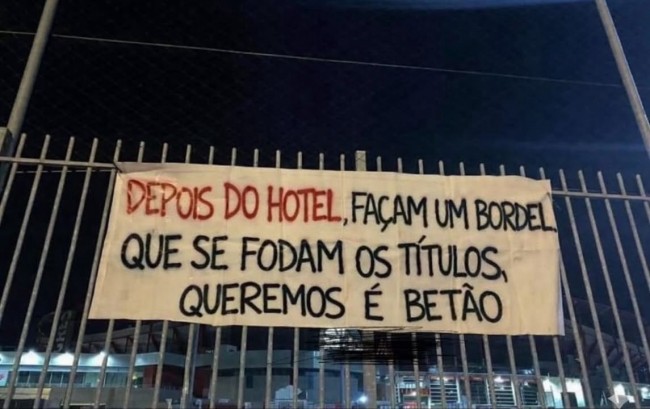 "Po hotelu zbuduj. Do diabła tytuły, chcemy konkretnych rzeczy", twierdzą rozgniewani kibice Benfiki