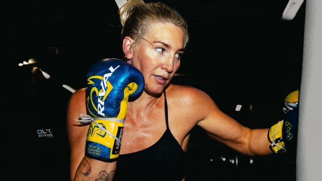 Amerykanka Mikaela Mayer została nową zunifikowaną mistrzynią świata w wadze superpółśredniej po pokonaniu Mary Spencer