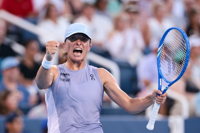 Iga Świątek udowadnia, że stać ją na każdą nawierzchnię, zdobywając koronę w Cincinnati w meczu z Paolini