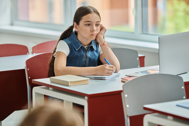 Badanie wykazało, że białe dzieci z klasy pracującej są pozostawiane w tyle przez system edukacji