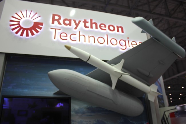 Trump celuje w Raytheon, grozi cięciem kontraktów z powodu wykupu akcji