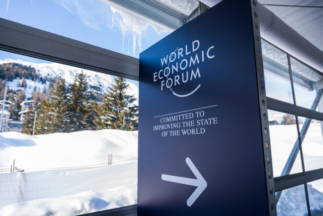 Globalni aktywiści krytykują Davos Forum jako rządzone elity i niedemokratyczne