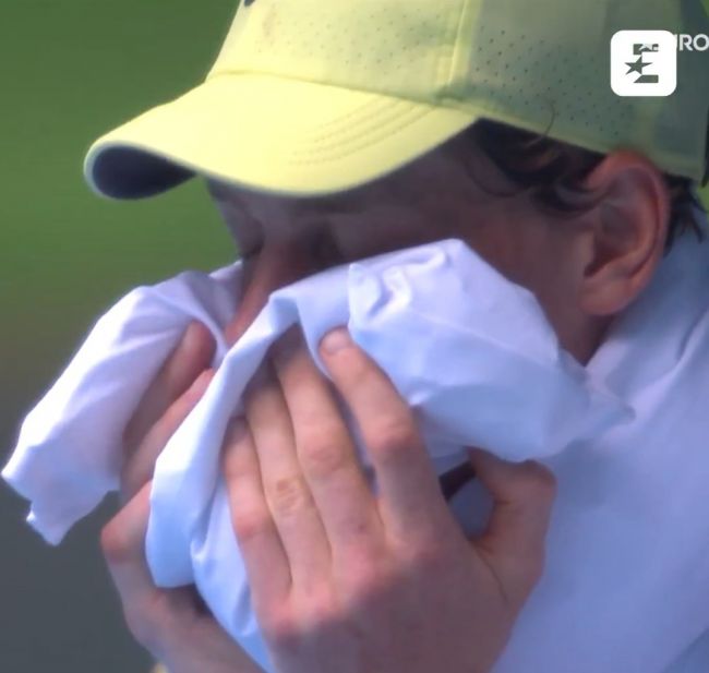 Jeden z najbardziej niepokojących obrazów z Australian Open: Sinner trzęsie się w niekontrolowany sposób w trakcie gry