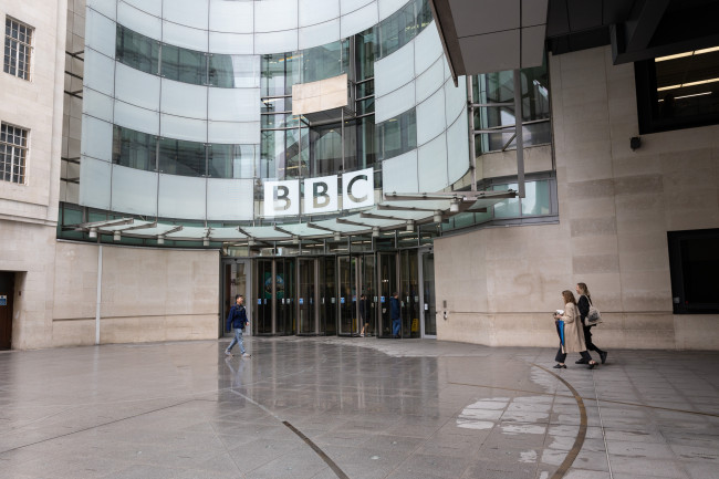 BBC zamierza zlikwidować 550 miejsc pracy w ramach cięć w wiadomościach, krajach, telewizji i radiu
