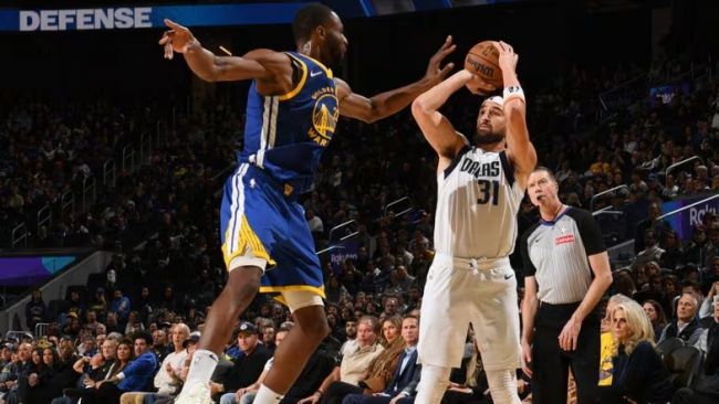 Warriors i Mavericks przechodzą do historii NBA z rekordową liczbą 48 rzutów za trzy punkty