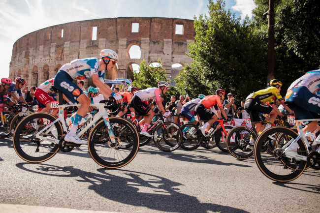 Paul Magnier wygrywa pierwszy etap Giro d'Italia dzięki masowemu upadkowi w ostatnim sprincie