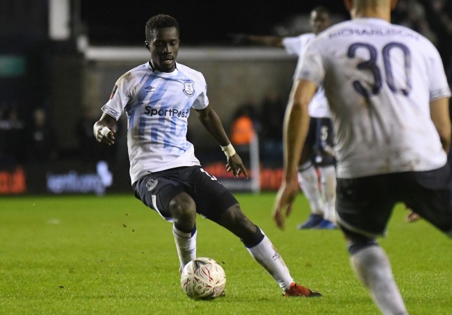 Zawodnik Evertonu wyrzucony z boiska za uderzenie kolegi z drużyny, ale jego menedżer "całkiem to lubi"