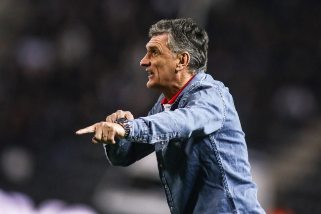 Menedżer Olympiakosu narzeka na sędziego w meczu z Barçą: "Jak tylko weszliśmy do gry, zdjęli nas z boiska"