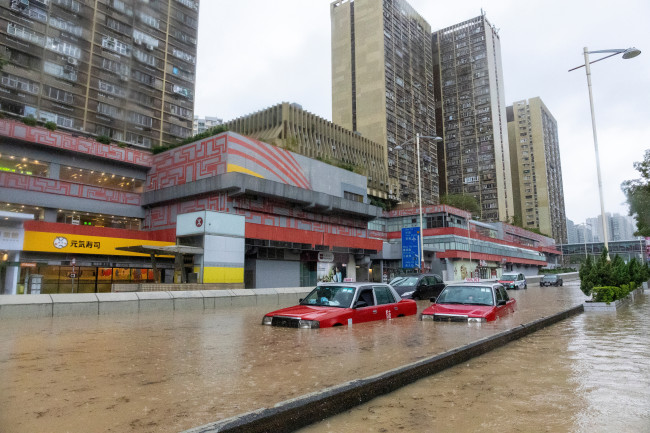 W przeciwieństwie do Mumbaju, Hongkong wydał dziś najwyższe ostrzeżenie o deszczu