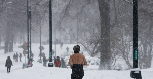 Ponad 5 000 lotów odwołanych, gdy rekordowy poziom śniegu pokrywa wschodnie wybrzeże USA
