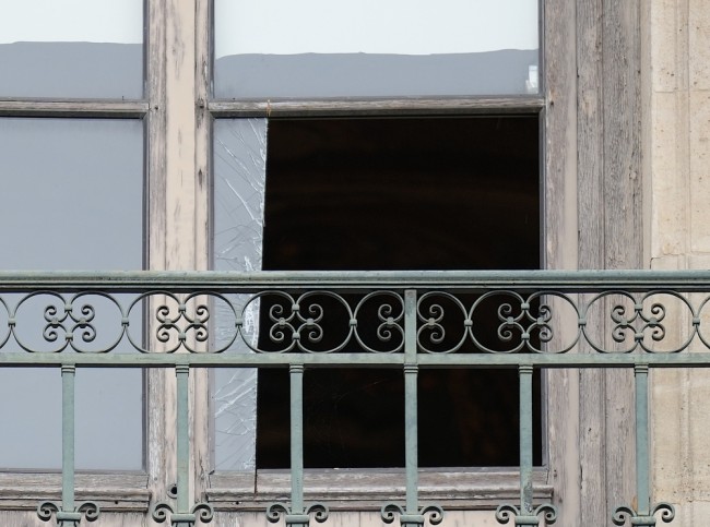 Czterech kolejnych zatrzymano podczas napadu na jubilerstwo w Luwrze, ale skradzione skarby wciąż zaginęły