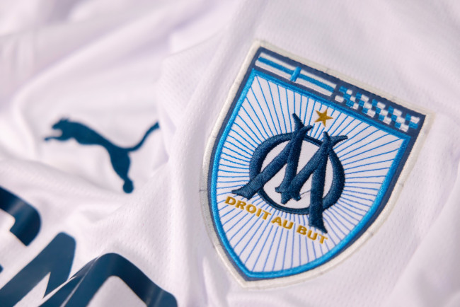 Olympique Marseille zmusza zawodników do nocowania na boiskach treningowych, naruszając Kodeks pracy i formę nękania