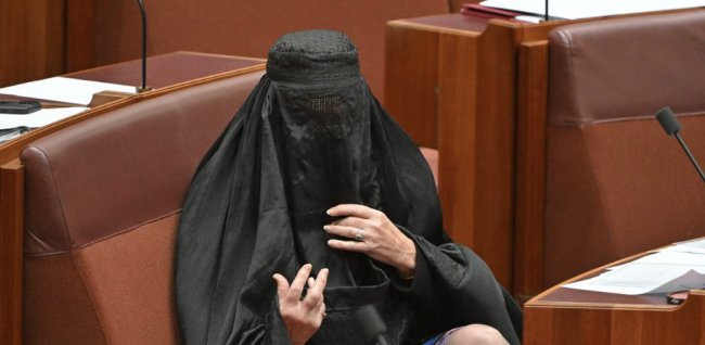 Senator australijski skrajnej prawicy zawieszony w parlamencie za noszenie burki w proteście
