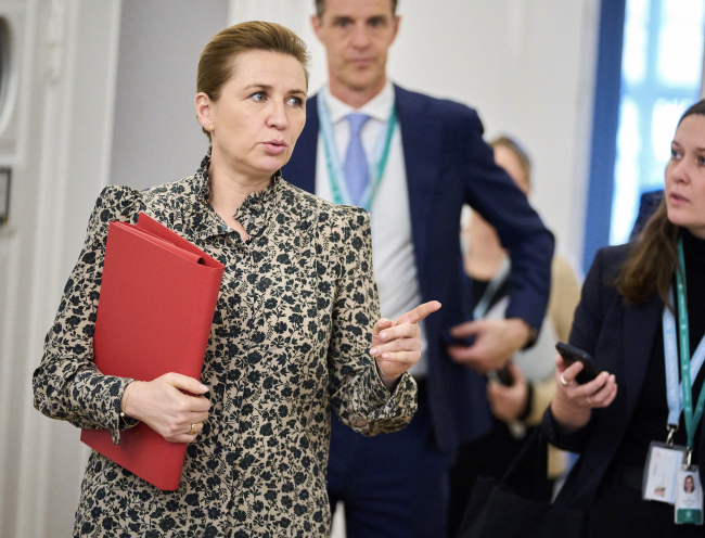 "Możemy rozmawiać o wszystkim, oprócz naszej suwerenności," mówi Mette Frederiksen do Trumpa