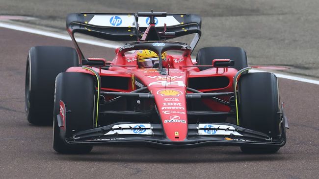 Lewis Hamilton rozbija swoje Ferrari w swoim drugim teście, wychodzi bez szwanku
