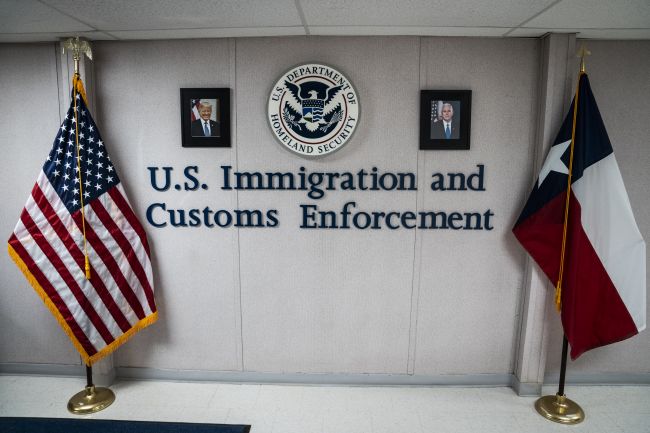 Zrzeczenie się obywatelstwa USA staje się coraz powszechniejsze i trudniejsze do szybkiego przetworzenia