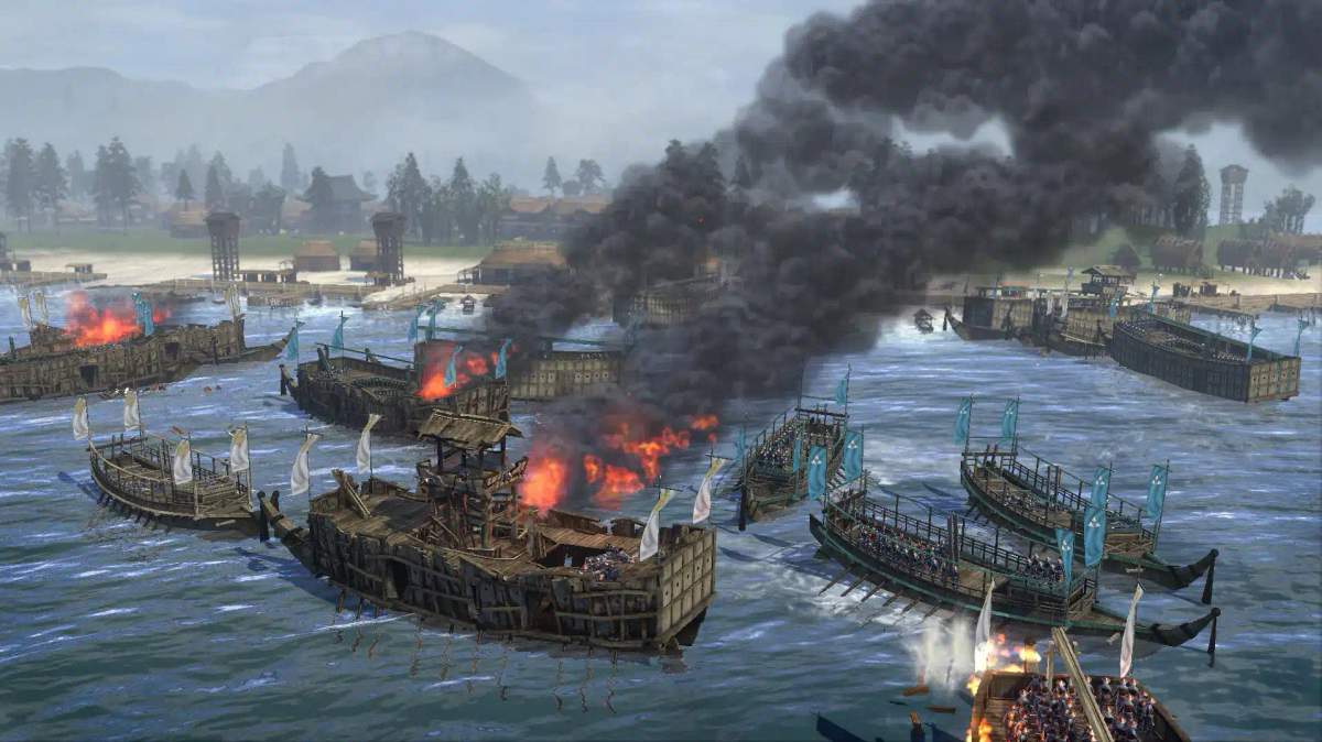 Bitwa morska w grze Total War: Shogun 2, z płonącymi statkami i żołnierzami na wybrzeżu.