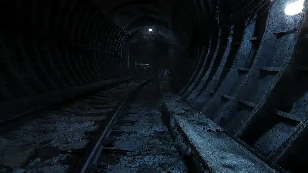 Mroczny, klimatyczny widok na opuszczony tunel metra z rdzewiejącymi metalowymi podporami i przyćmionym oświetleniem.